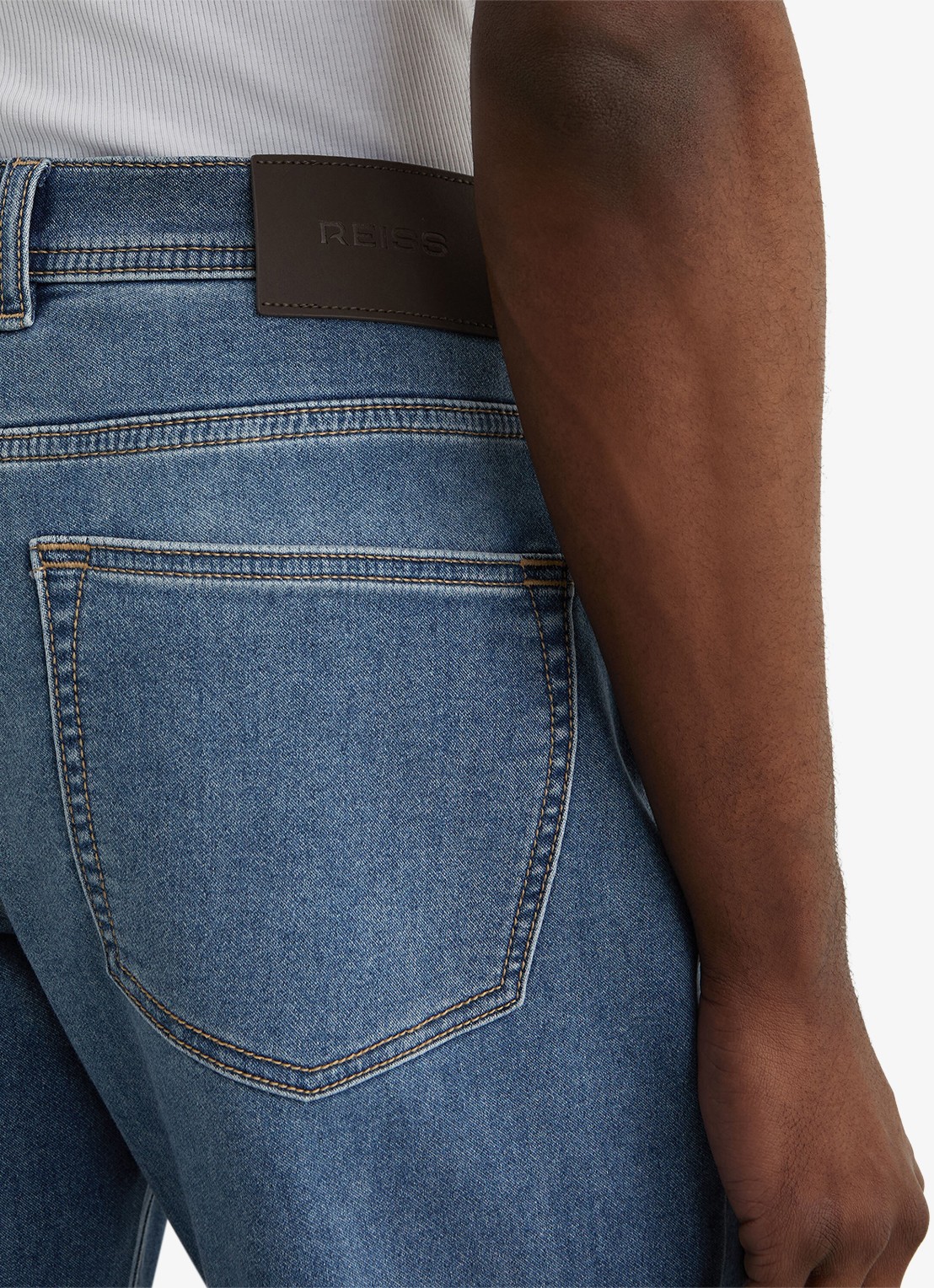 Reiss Bishopgate straight leg jeans met steekzakken - detail 3 lichtblauw