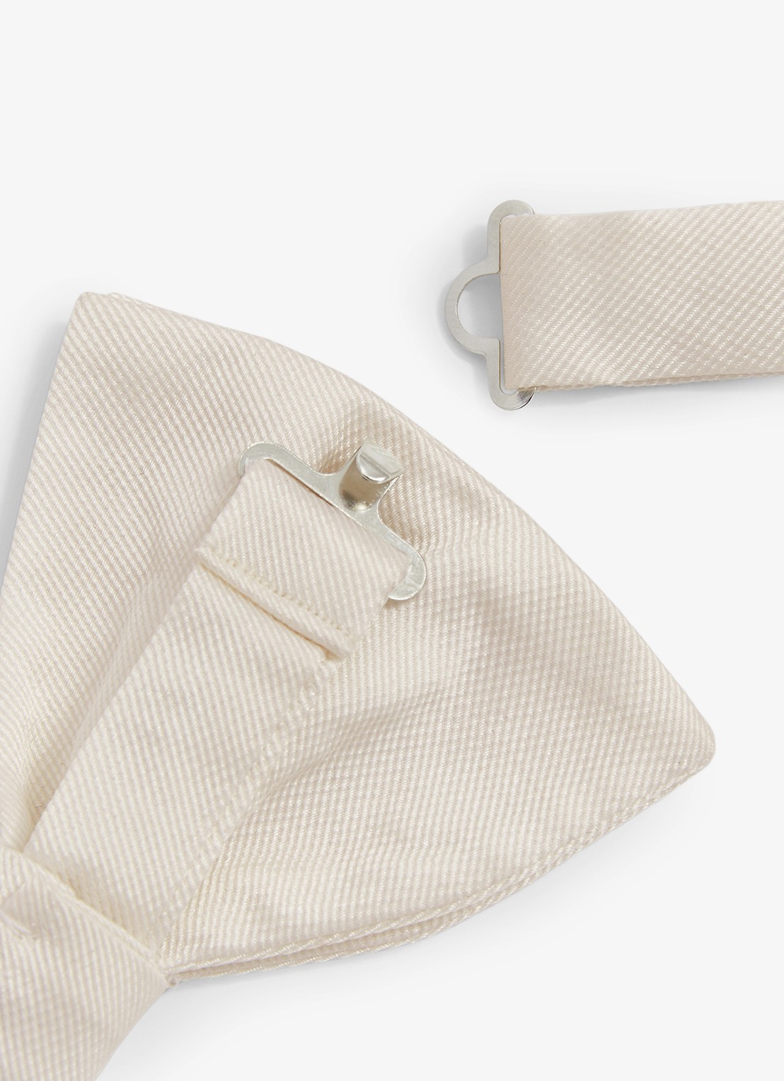 Reiss Boyle vlinderdas van zijde - detail creme