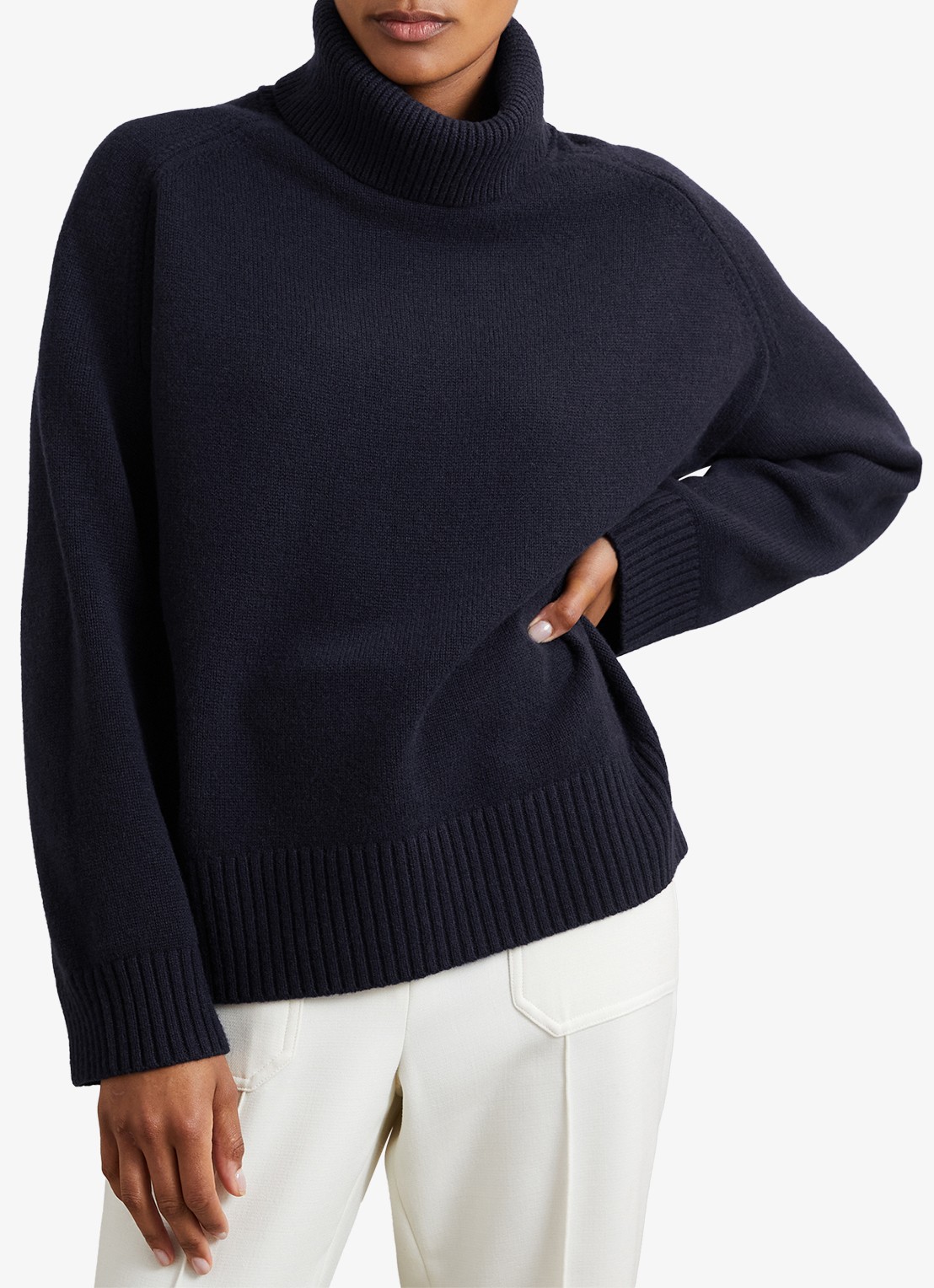 Reiss Brooklyn fijngebreide trui in wolblend - detail donkerblauw