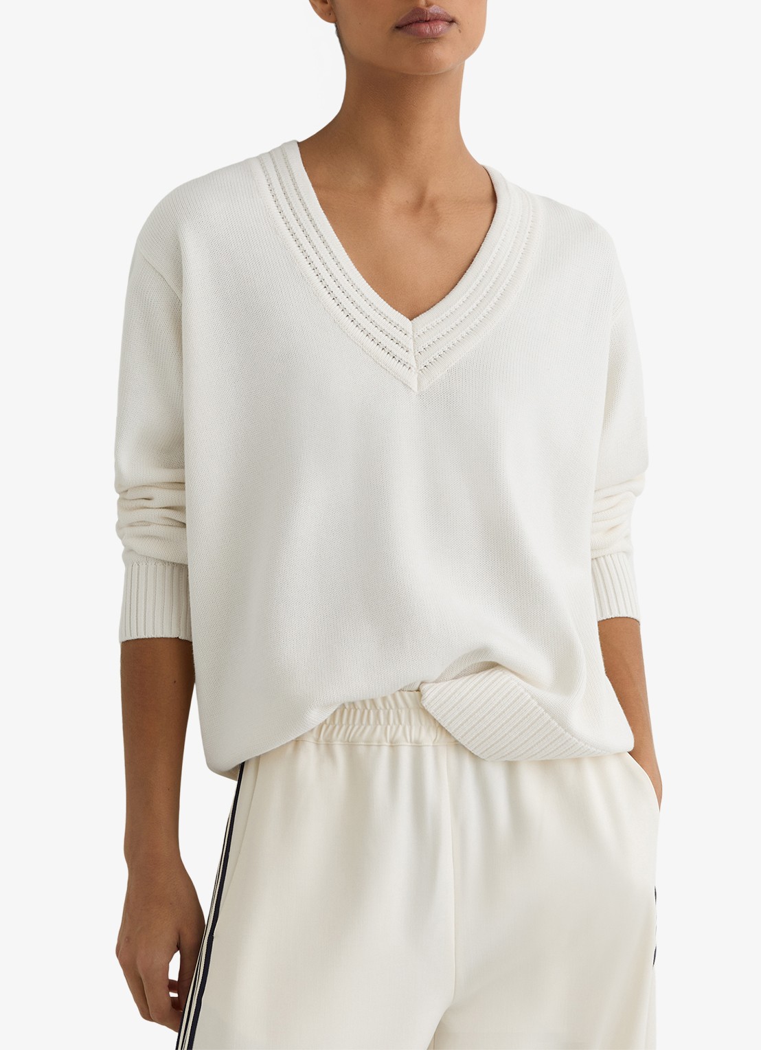 Reiss Cherish fijngebreide trui in wolblend met v-hals - detail 2 wit