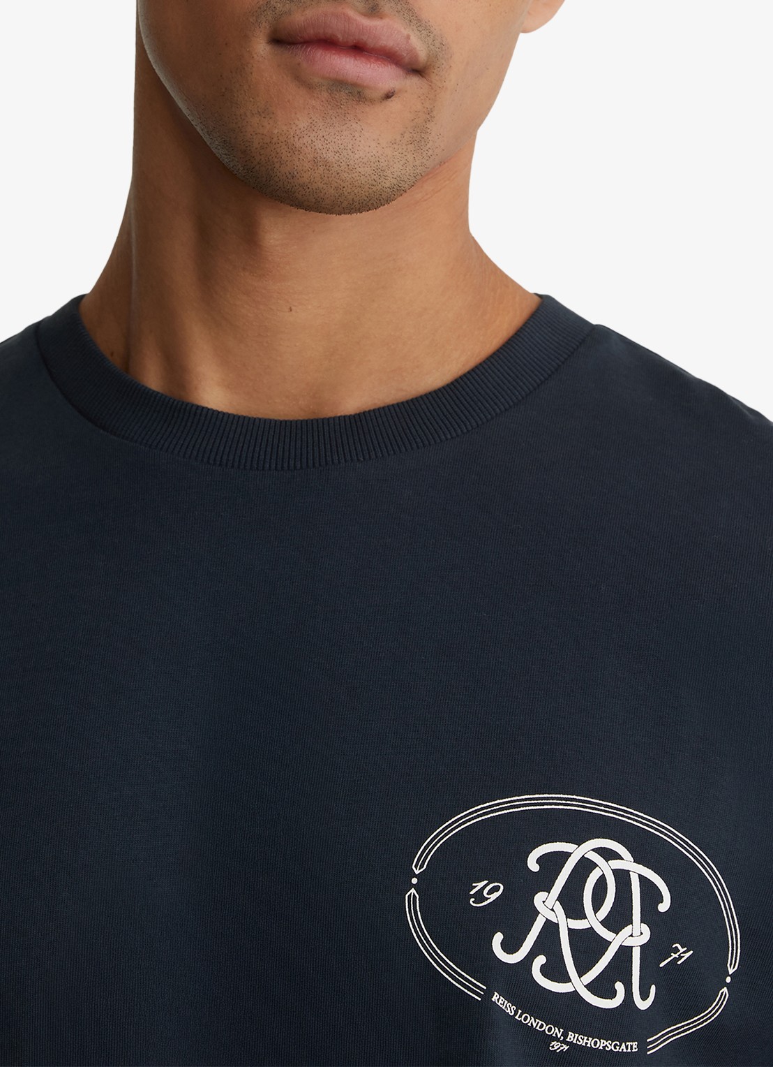 Reiss CLEMENT Monogram-Print Pigment-Dyed Relaxed T-Shirt - detail 2 donkerblauw
