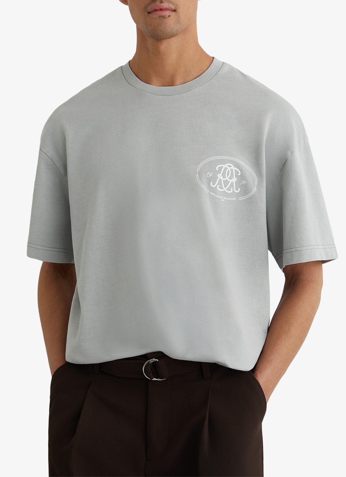 Reiss CLEMENT Monogram-Print Pigment-Dyed Relaxed T-Shirt - detail 4 blauw