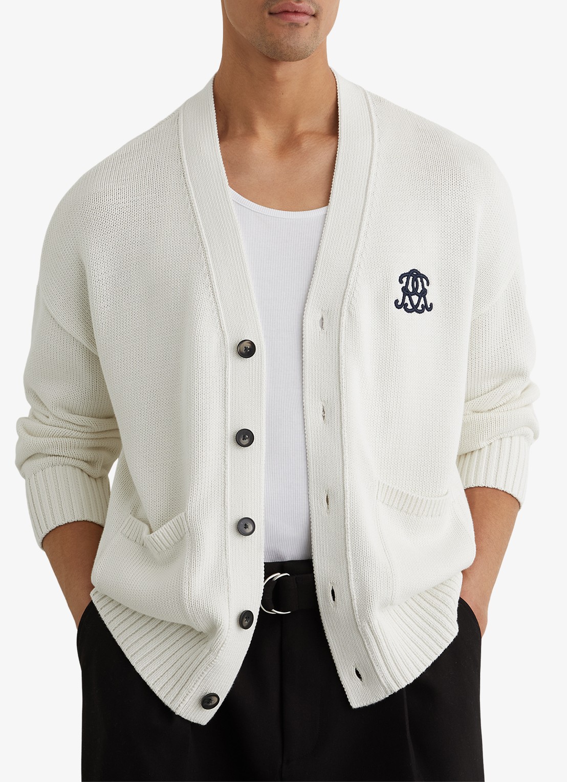 Reiss Coates grofgebreid vest met borduring - detail 4 gebroken wit