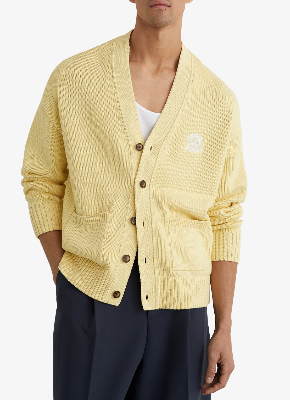 Reiss Coates grofgebreid vest met borduring - detail geel