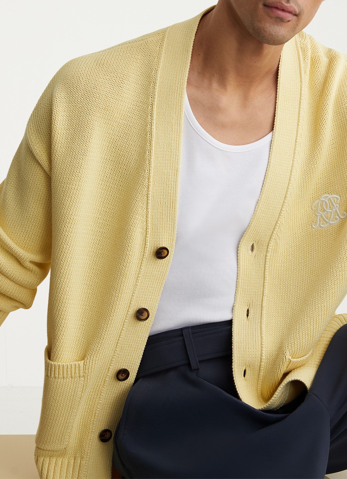 Reiss Coates grofgebreid vest met borduring - detail 2 geel