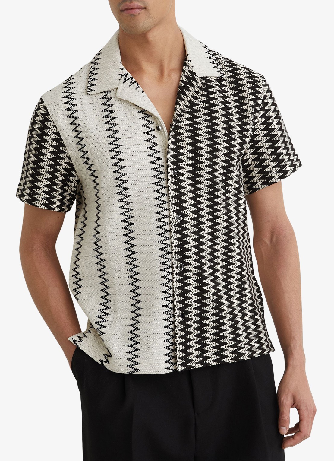 Reiss Dain fijngebreid regular fit overhemd met zigzag dessin - detail wit / zwart