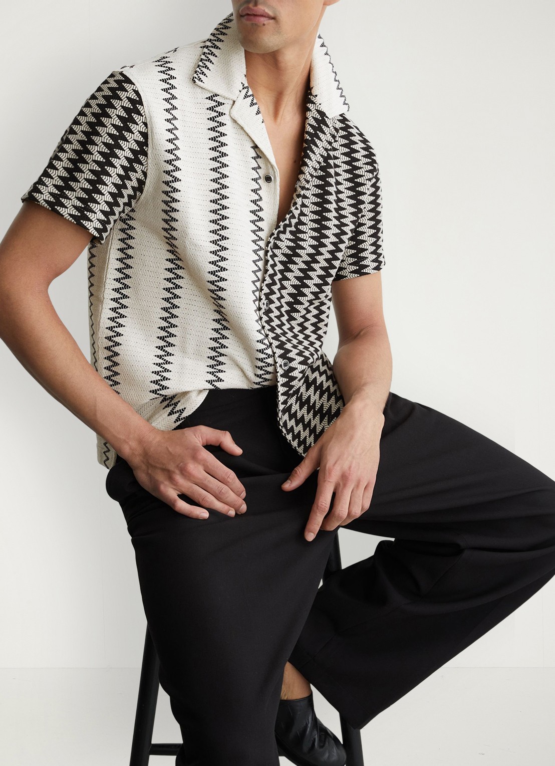 Reiss Dain fijngebreid regular fit overhemd met zigzag dessin - detail 2 wit / zwart