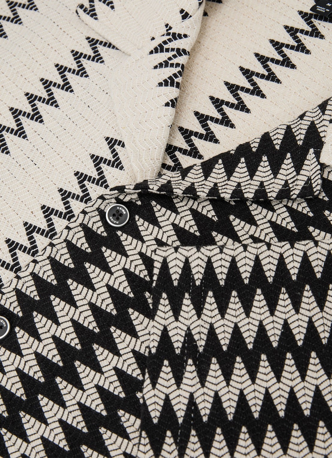 Reiss Dain fijngebreid regular fit overhemd met zigzag dessin - detail 4 wit / zwart