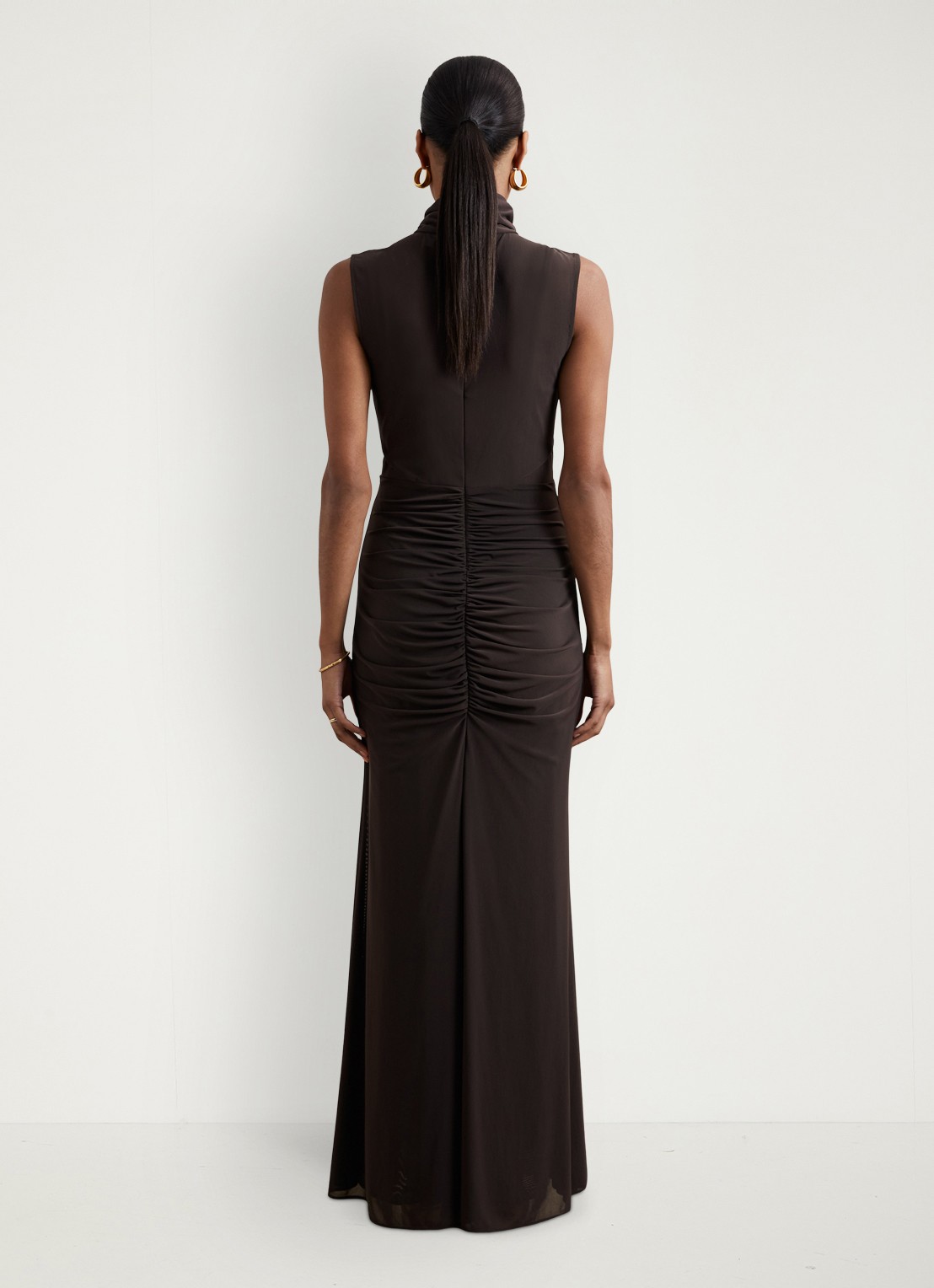 Reiss Daniella maxi jurk met halve col en plooidetail  - achterkant donkerbruin