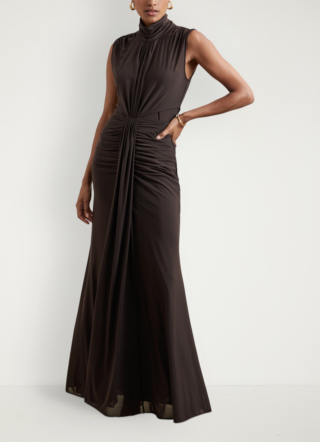 Reiss Daniella maxi jurk met halve col en plooidetail  - voorkant 3 donkerbruin