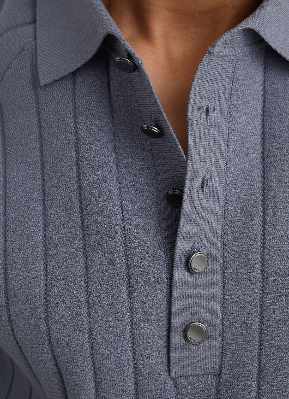 Reiss Dillighan fijngebreide trui met polokraag  - detail 2 steel blue / blauw