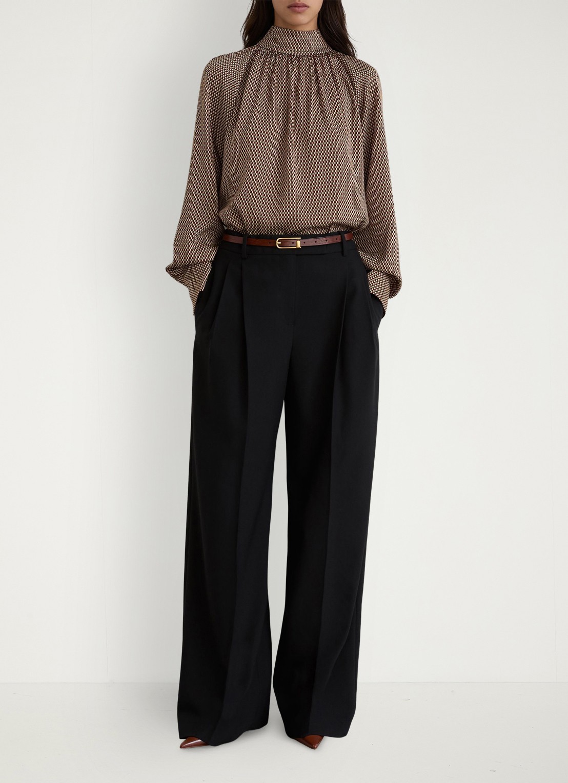Reiss Eden top met stippenprint en sjaalkraag  - voorkant 2 bruin