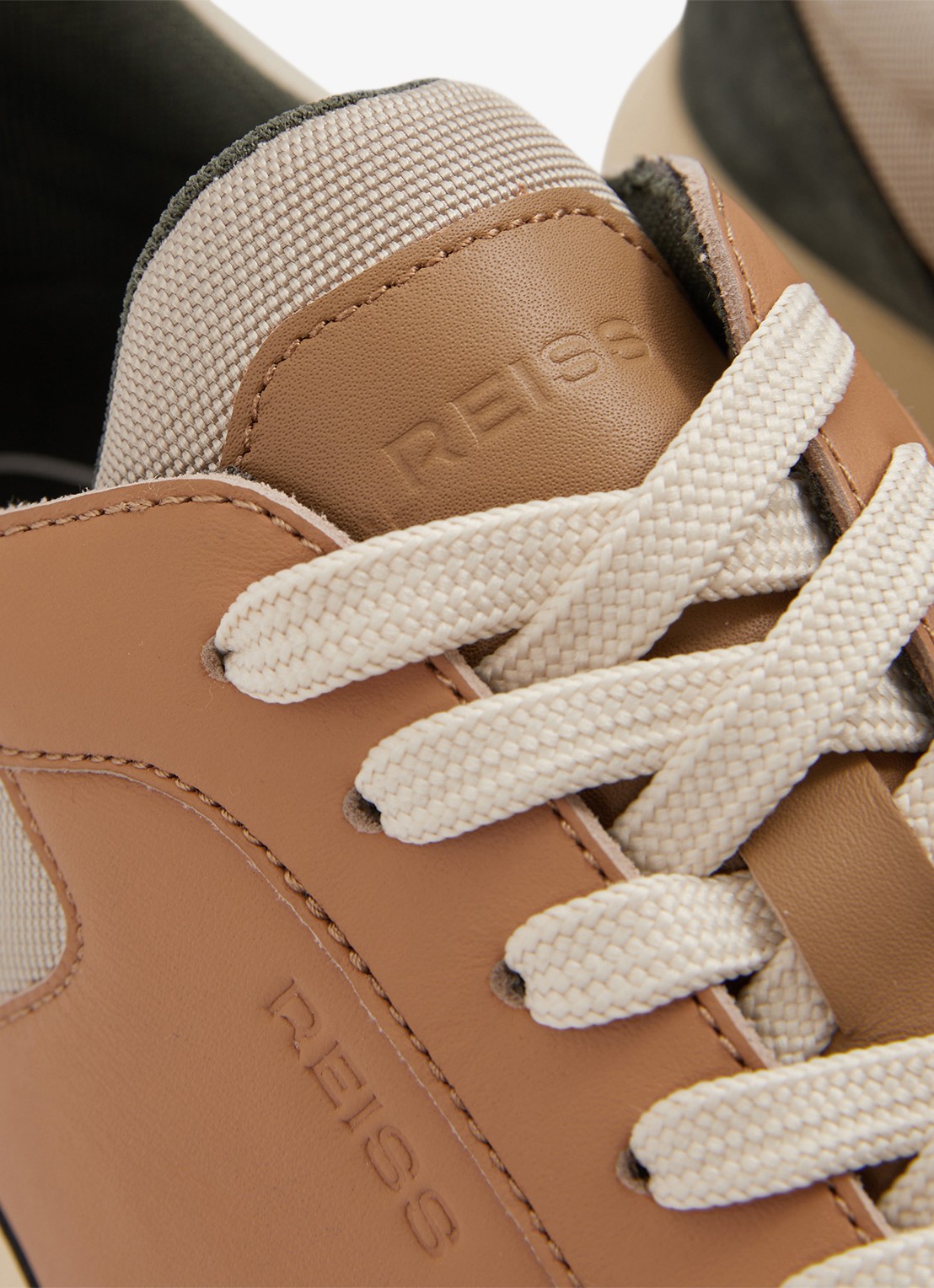 Reiss Emmett sneaker van mesh met suède en leren details - detail 2 bronsgroen