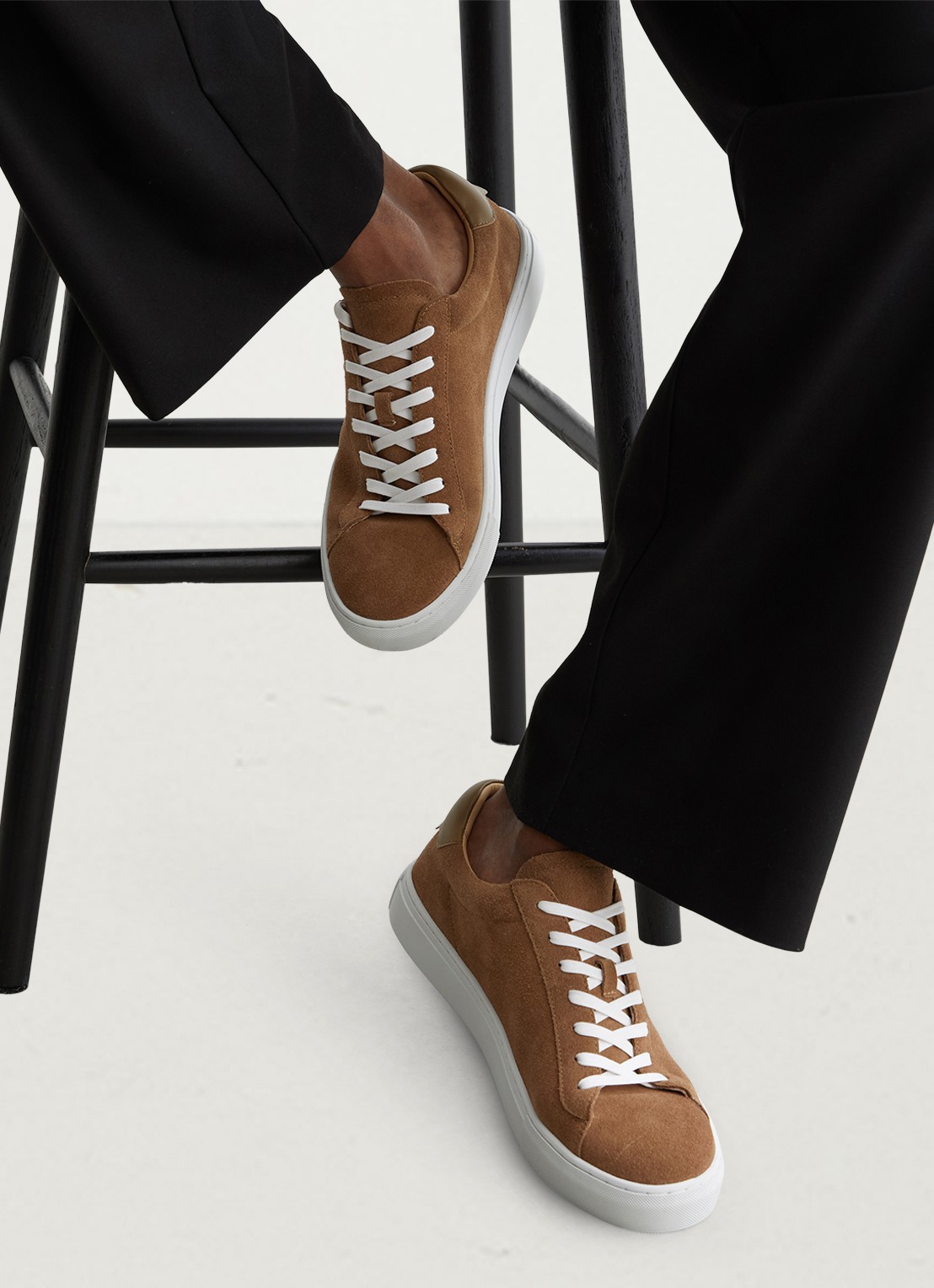 Reiss Finley sneaker van kalfssuède  - voorkant 6 camel