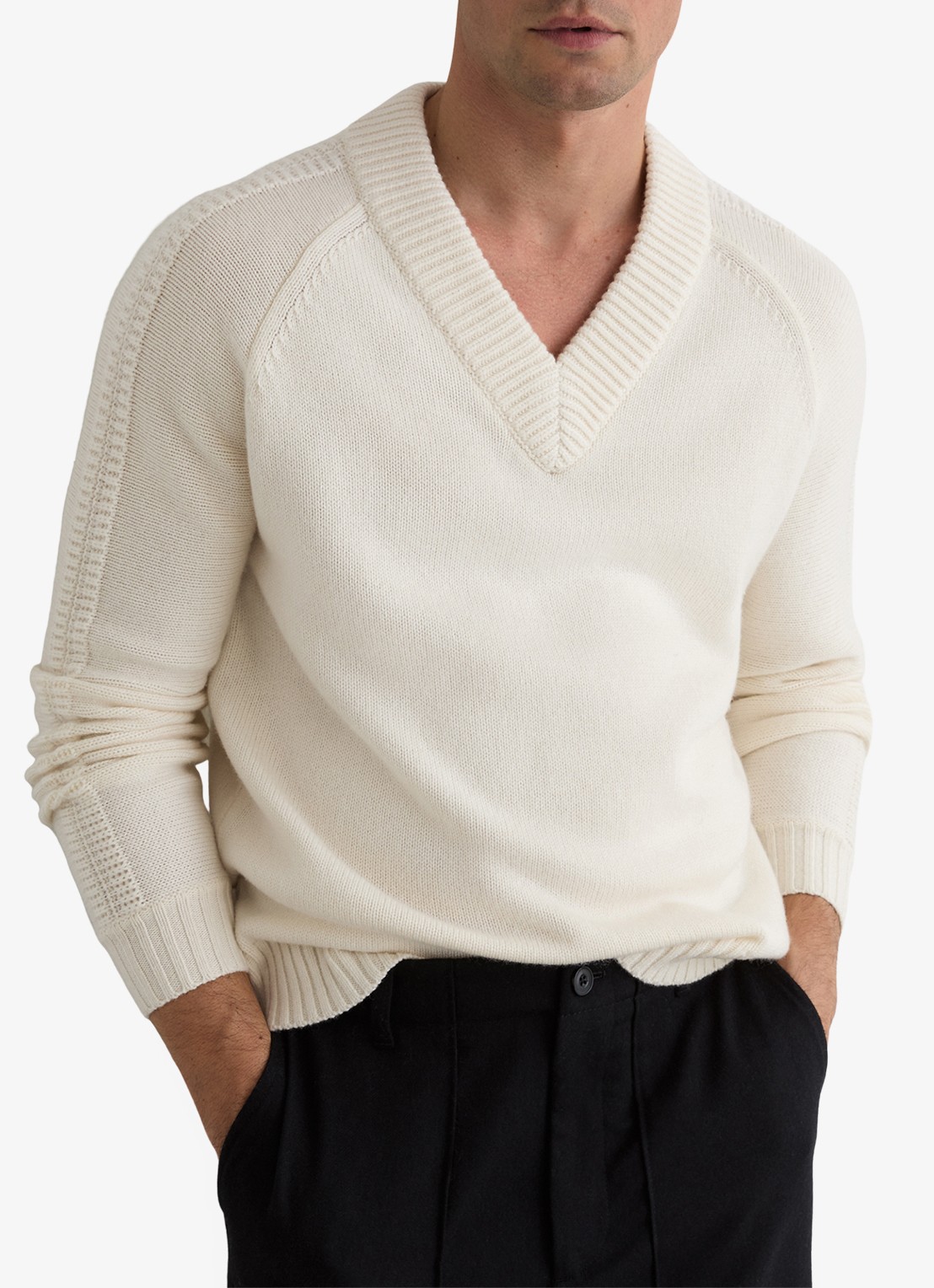 Reiss Hawthorne fijngebreide trui in wolblend met V-hals  - detail 2 wit