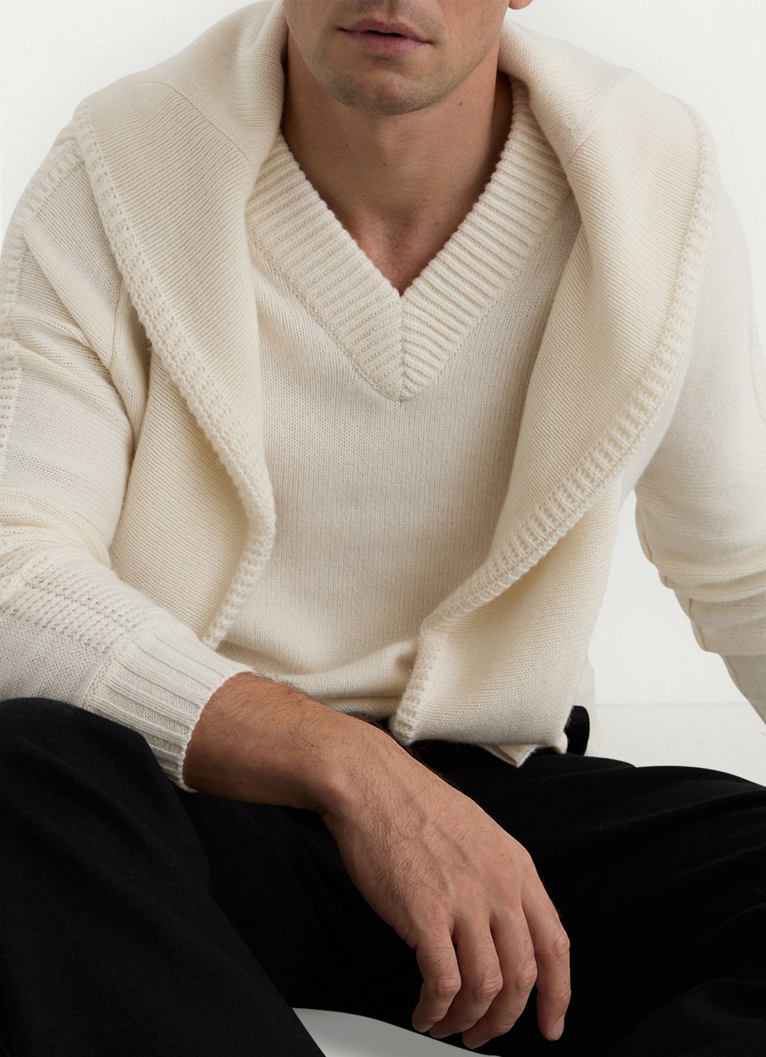 Reiss Hawthorne fijngebreide trui in wolblend met V-hals  - detail 4 wit