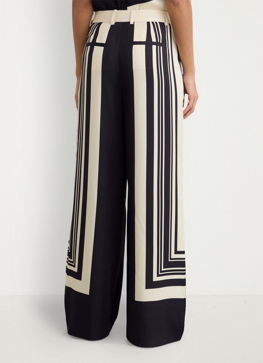 Reiss High waist wide fit pantalon met grafische print - achterkant zwart
