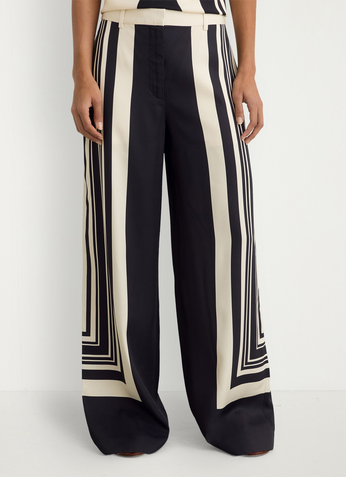 Reiss High waist wide fit pantalon met grafische print - detail 4 zwart