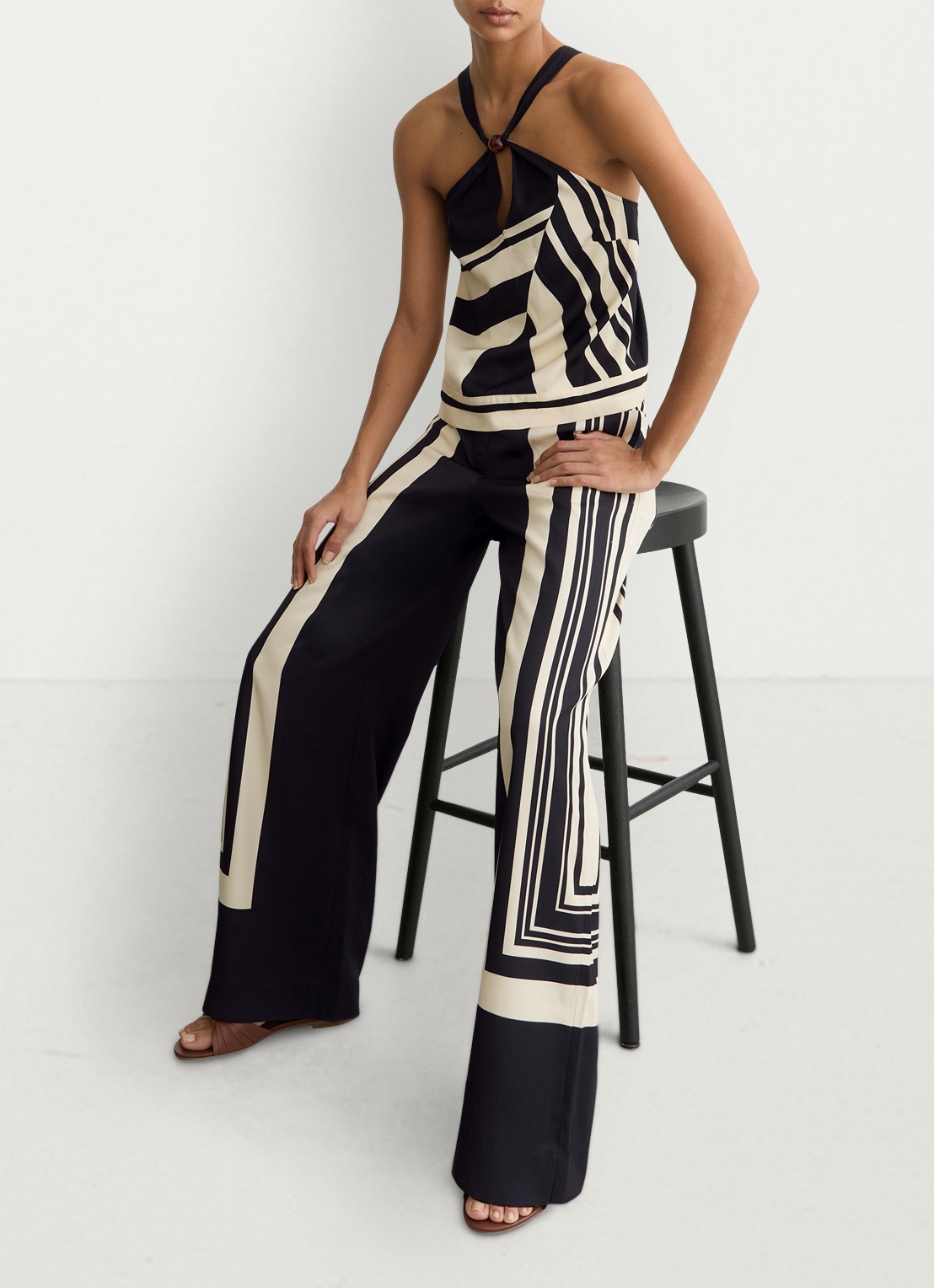 Reiss High waist wide fit pantalon met grafische print - detail 6 zwart