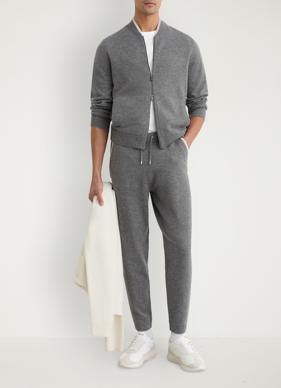 Reiss Hillside tapered fit joggingsbroek van wol met steekzakken - voorkant 3 middengrijs