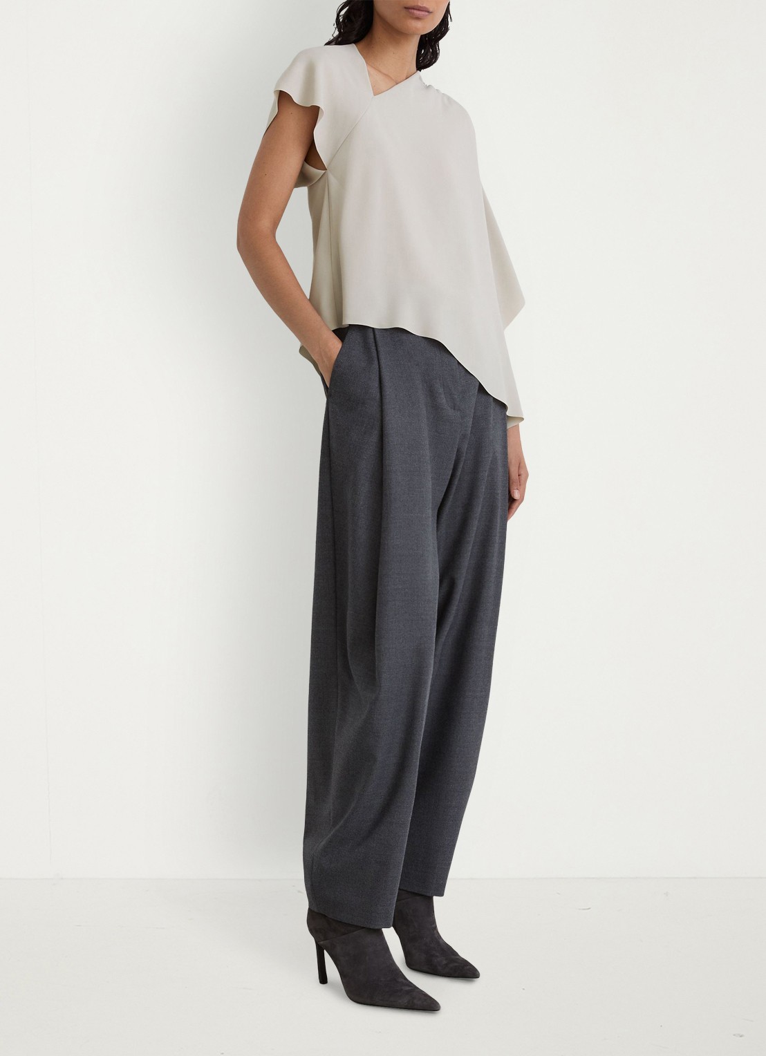 Reiss Jade top met asymmetrische hals - voorkant 2 lichtgrijs