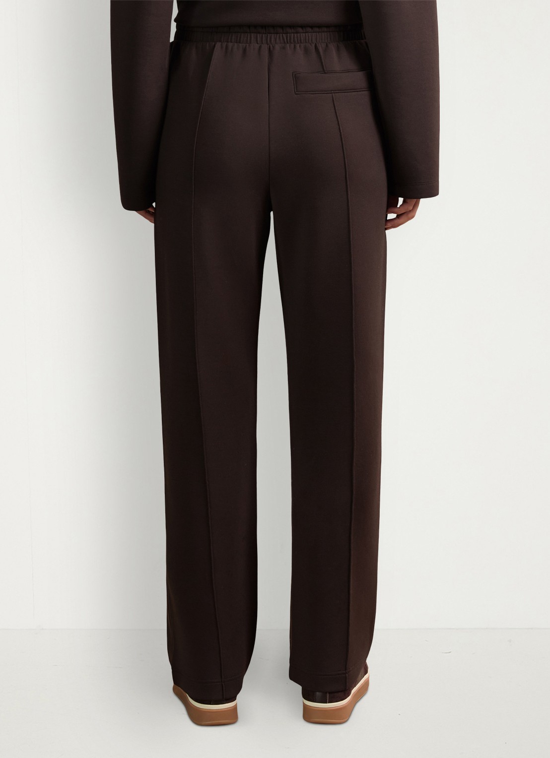 Reiss Jemma high waist straight fit joggingbroek met steekzakken - achterkant chocoladebruin