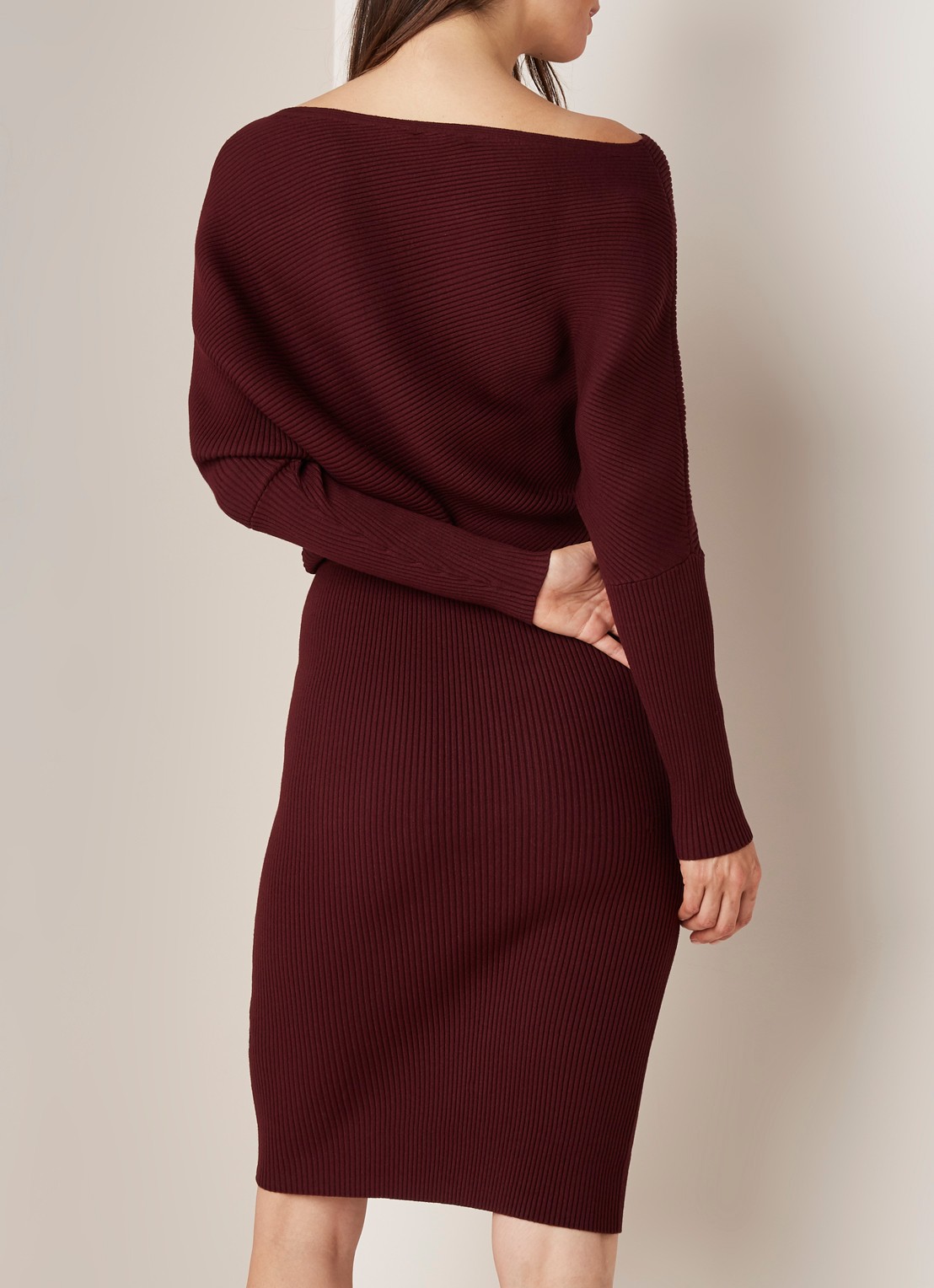 Reiss Lara off shoulder midi jurk met ribstructuur - achterkant bordeauxrood