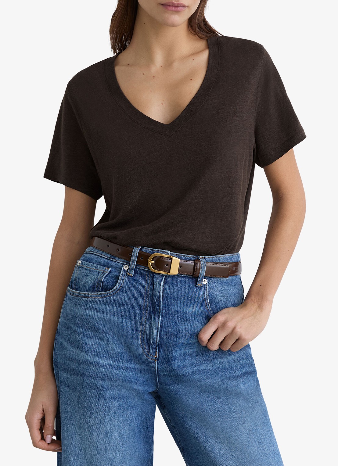 Reiss Lola T-shirt van linnen met V-hals - detail 2 chocoladebruin