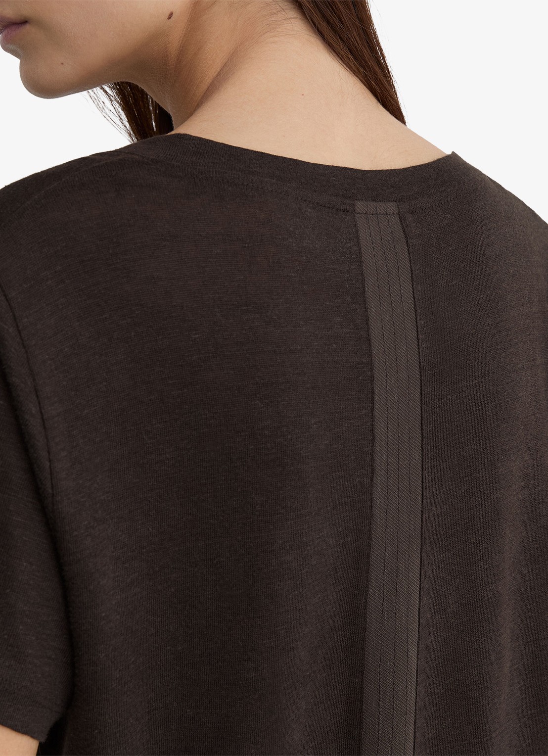 Reiss Lola T-shirt van linnen met V-hals - detail 3 chocoladebruin