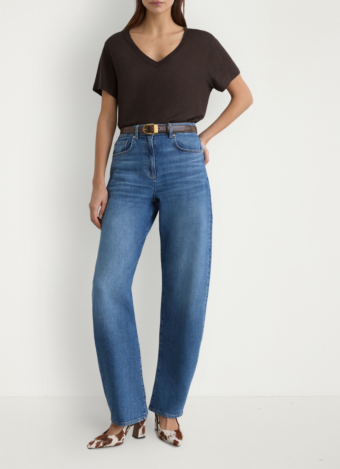 Reiss Lola T-shirt van linnen met V-hals - voorkant 6 chocoladebruin