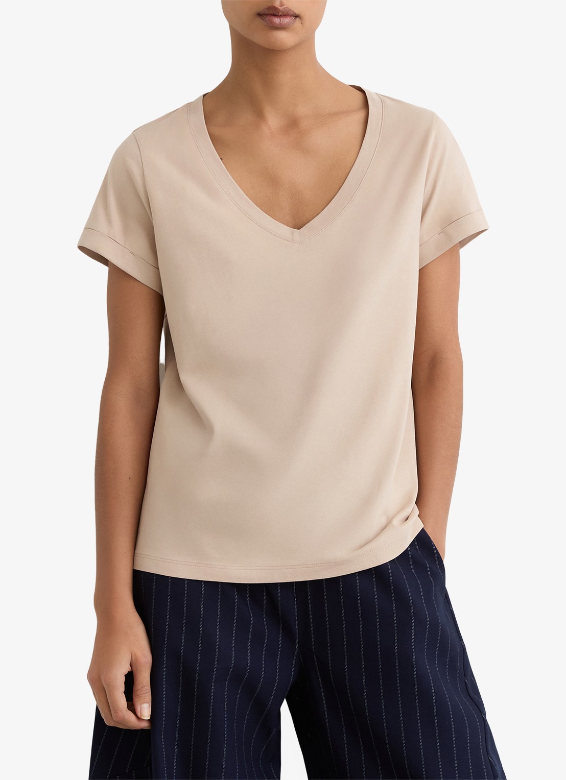 Reiss Luna T-shirt met V-hals  - detail 4 camel
