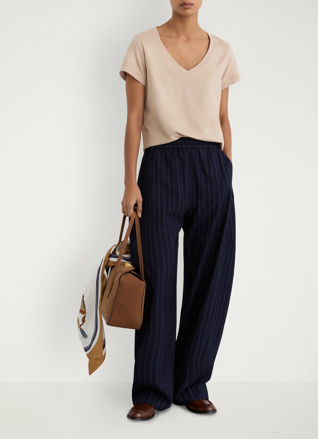 Reiss Luna T-shirt met V-hals  - voorkant 3 camel
