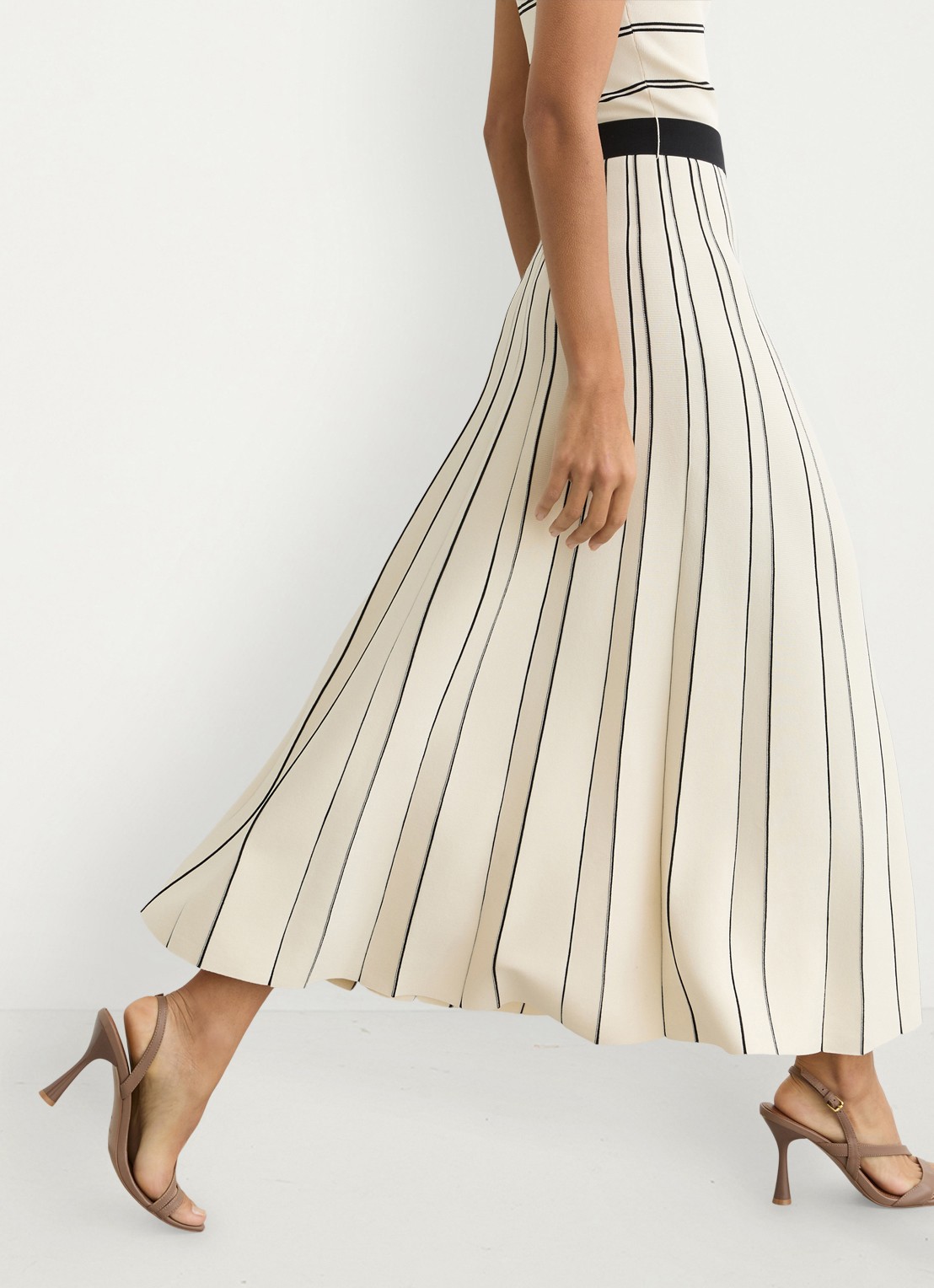 Reiss Mallory midi jurk met plooien  - detail 5 beige