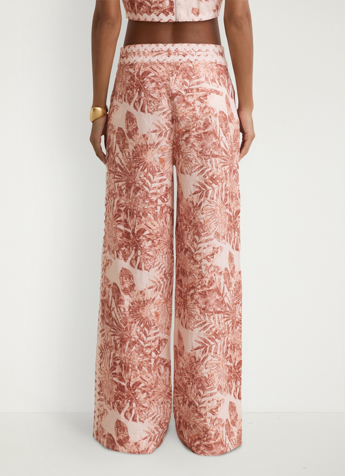 Reiss Mila high waist wide fit pantalon met bloemenprint - achterkant lichtroze