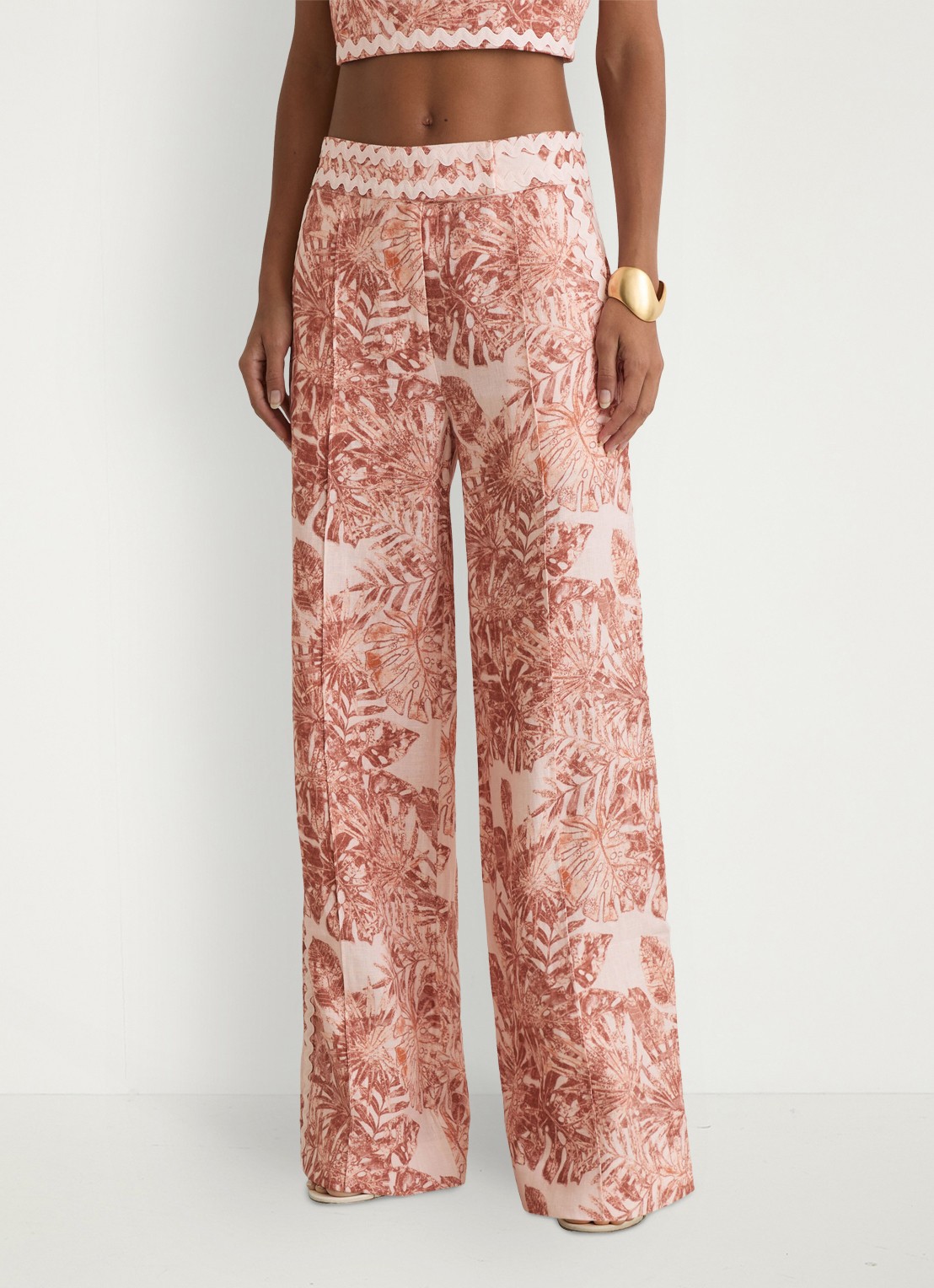 Reiss Mila high waist wide fit pantalon met bloemenprint - detail 4 lichtroze