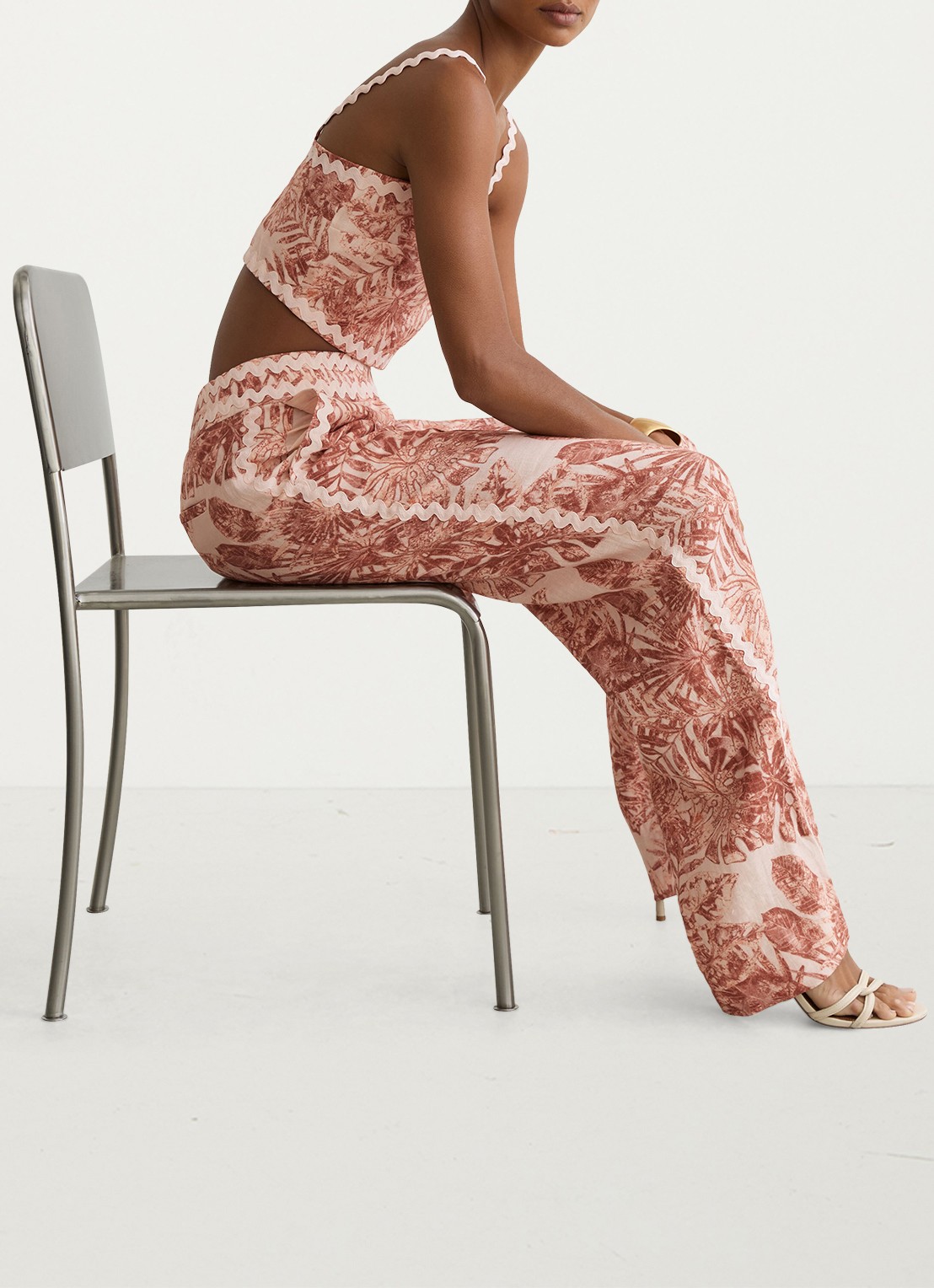 Reiss Mila high waist wide fit pantalon met bloemenprint - detail 5 lichtroze