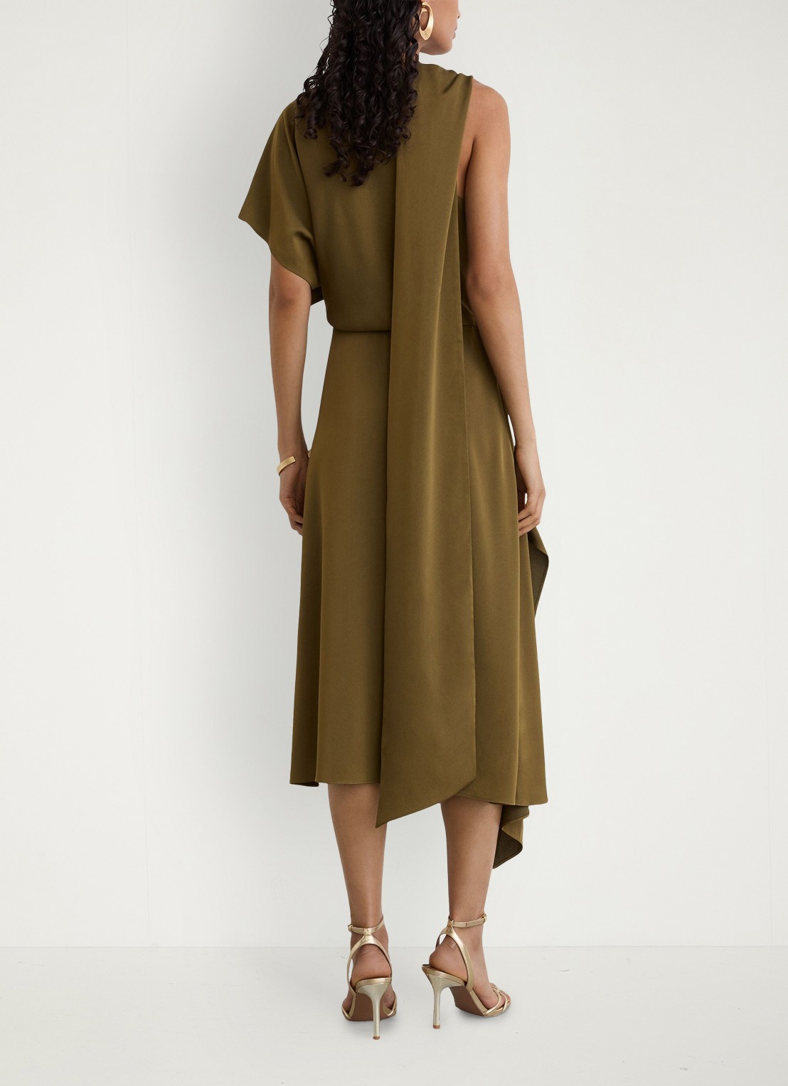 Reiss Naomi one shoulder maxi jurk van satijn met plooidetail - achterkant 5 khaki