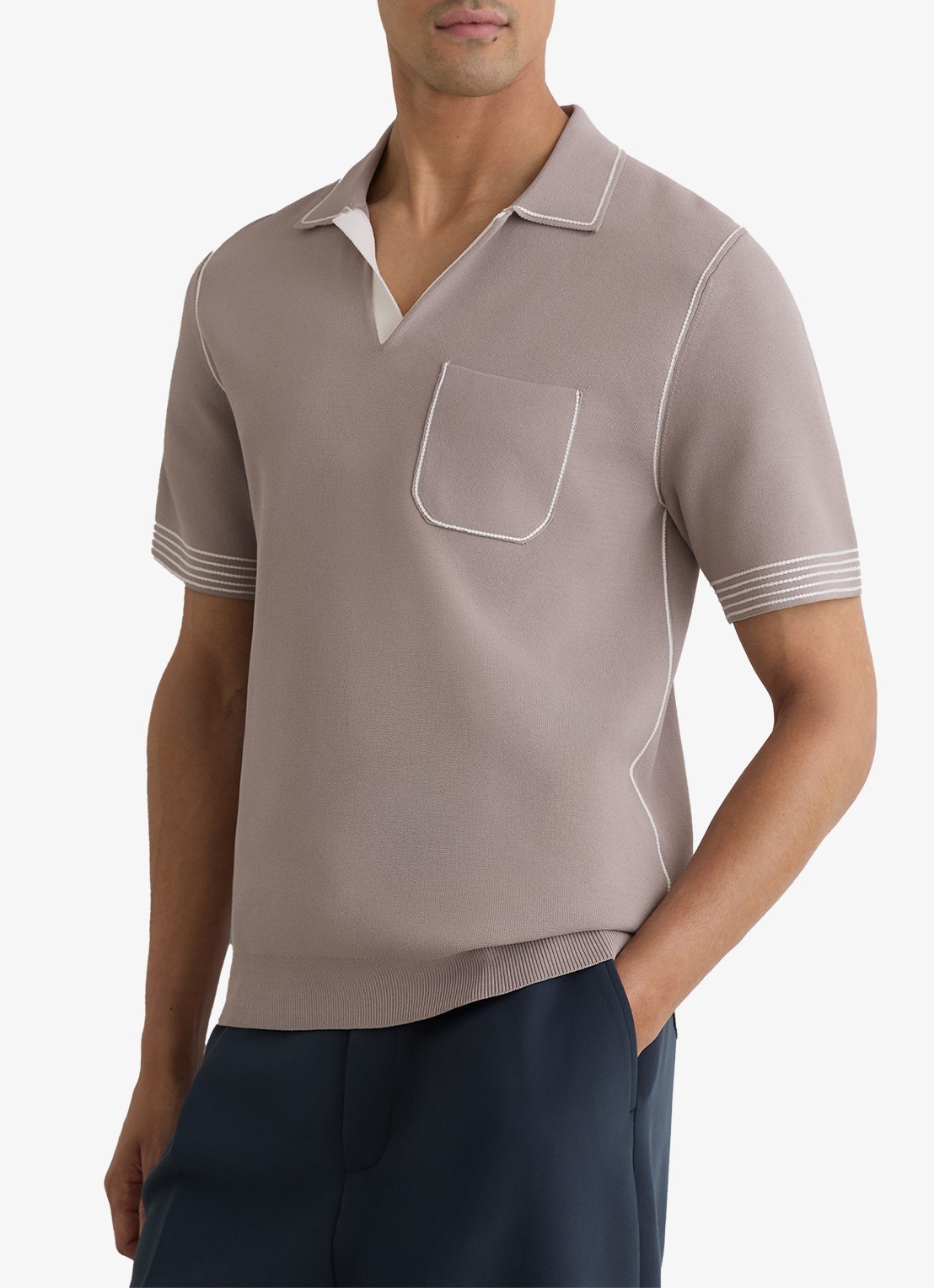 Reiss Newbury regular fit polo met borstzak  - detail taupe