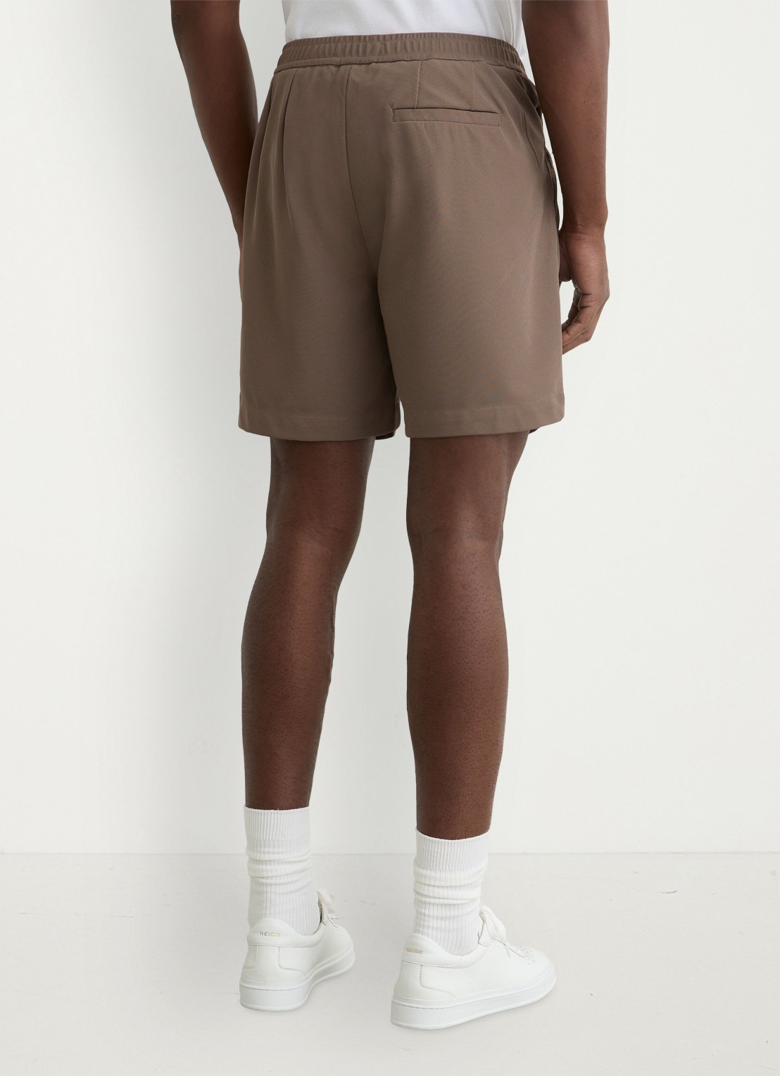 Reiss Newmark straight fit korte broek met steekzakken - achterkant bruin