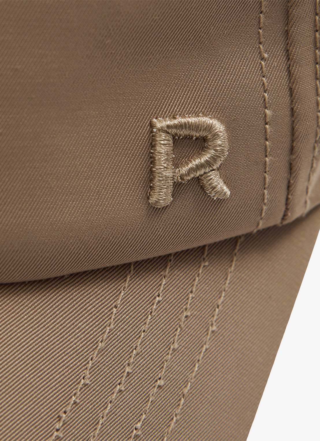 Reiss Nicole pet met logoborduring  - detail 2 taupe