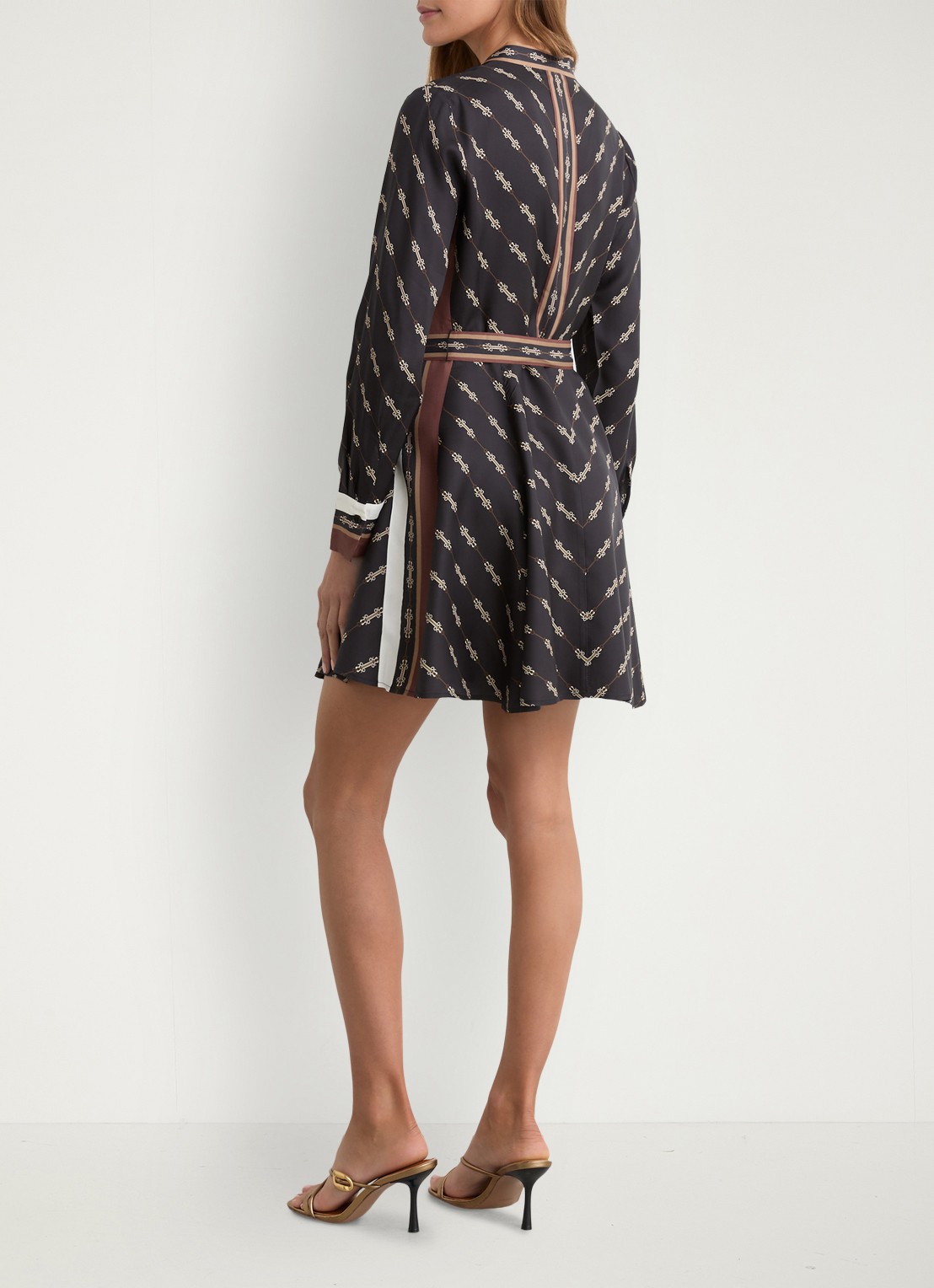 Reiss Nina mini blousejurk met grafische print en strikceintuur  - achterkant zwart