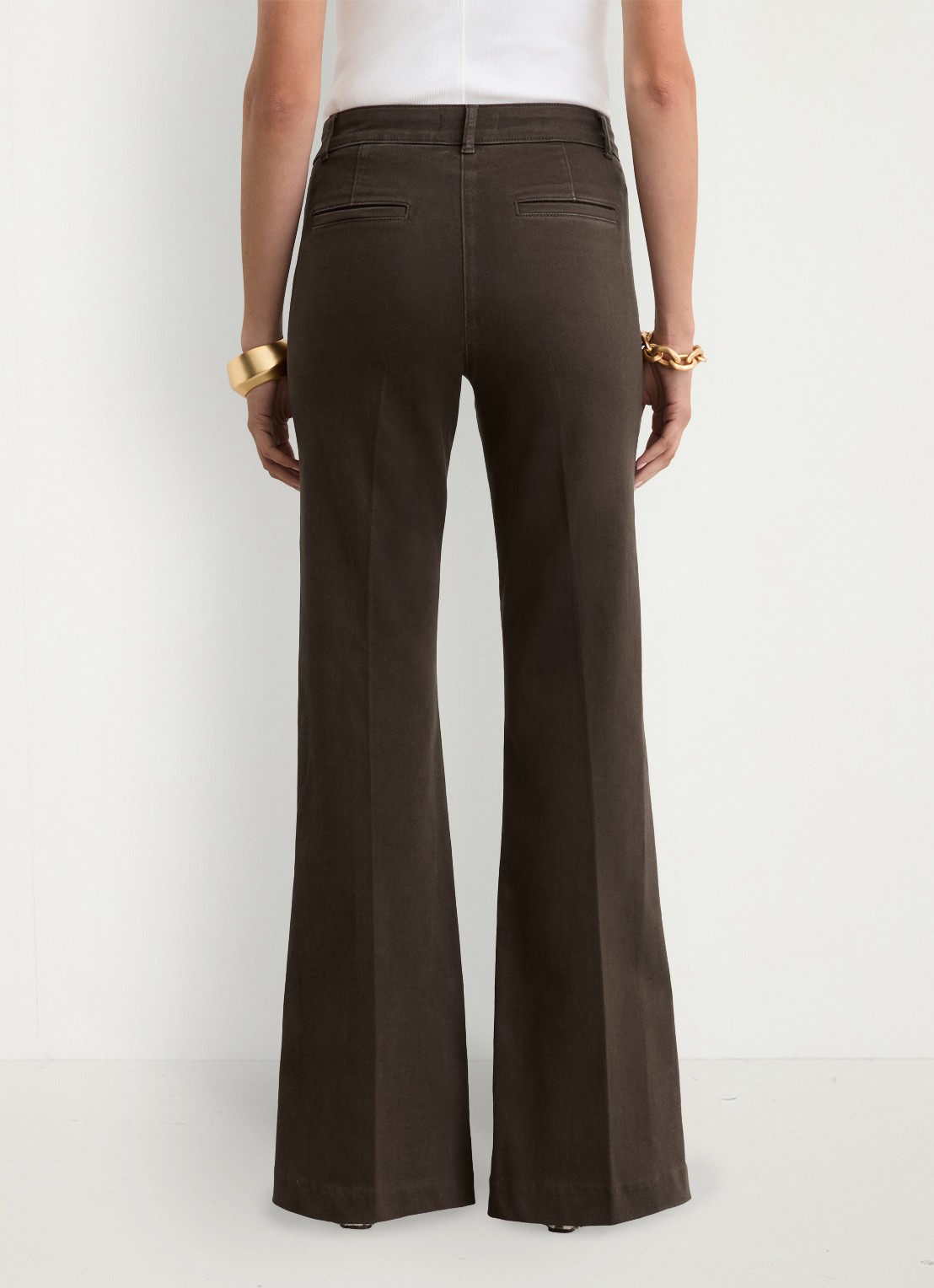 Reiss Petite Athena mid waist flared jeans met sierknopen  - achterkant bruin