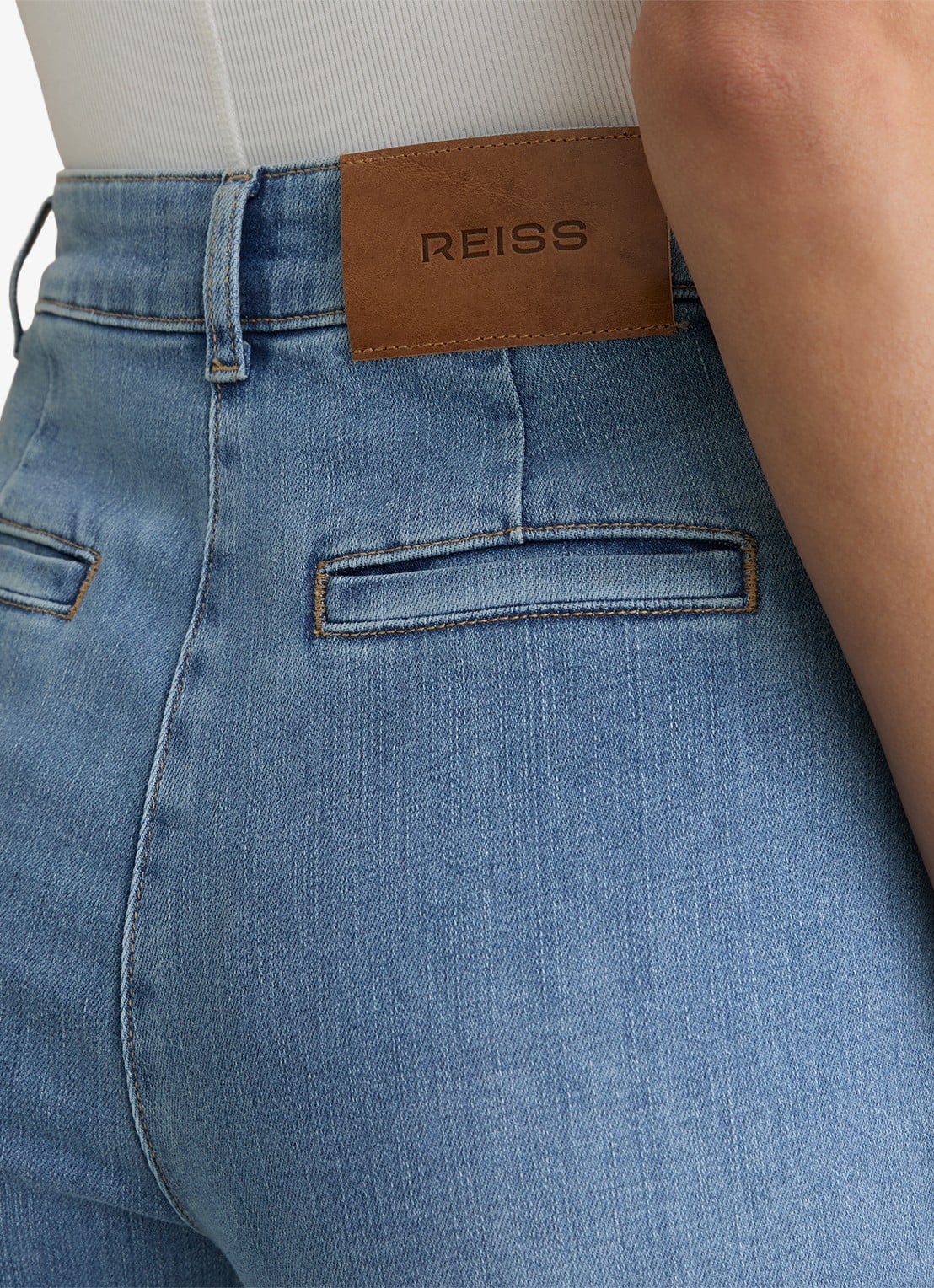 Reiss PETITE CLAUDE Pintuck-Detail Flared Jeans - detail 4 lichtblauw