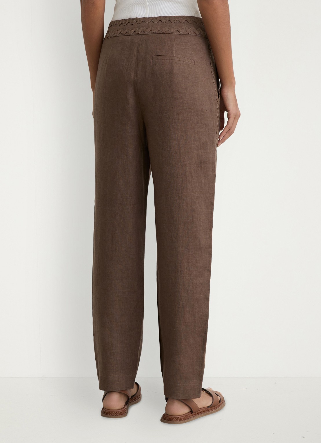 Reiss Petite mid waist tapered fit pantalon van linnen - achterkant bruin