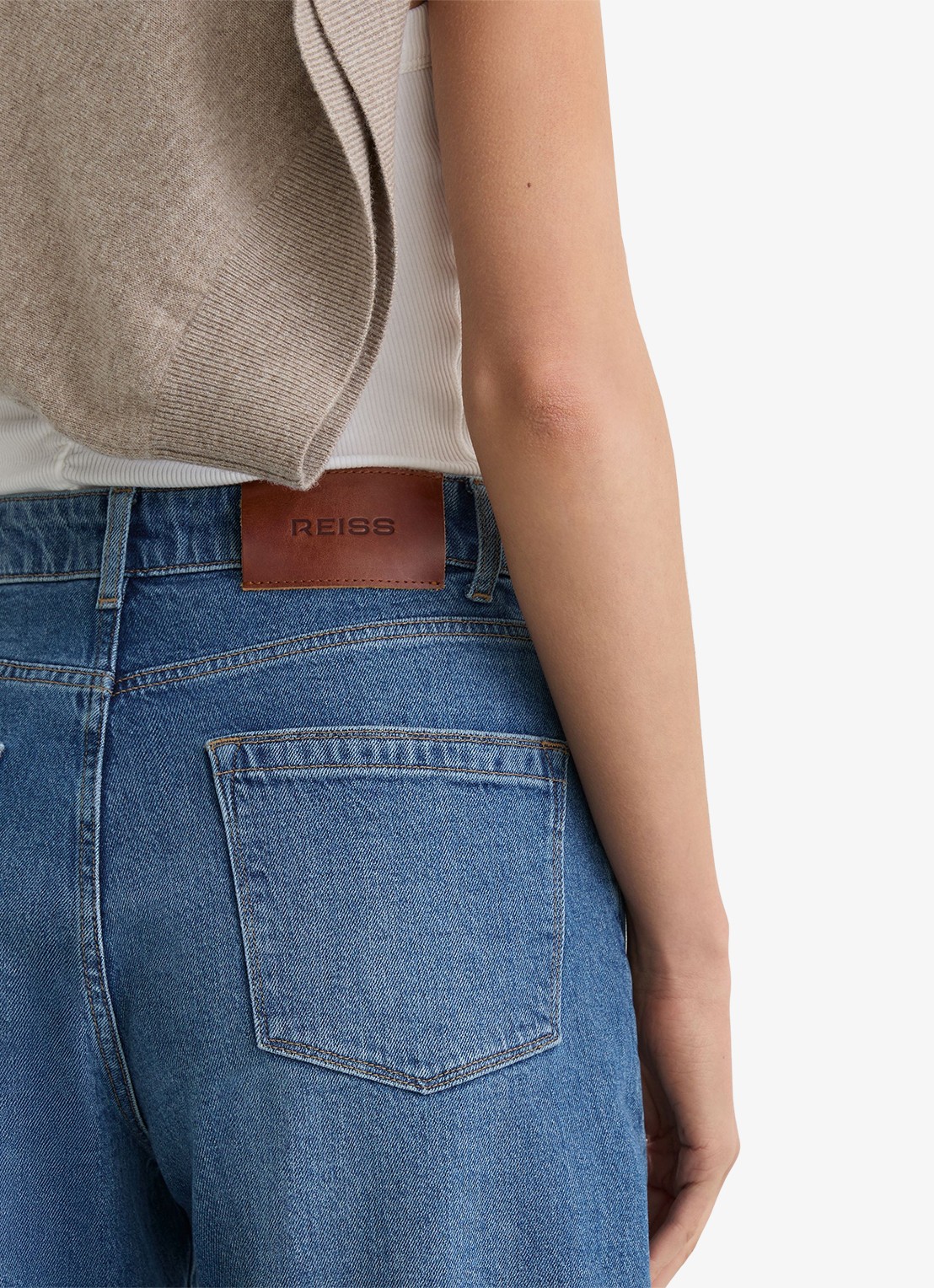 Reiss Petite Sabel high waist balloon fit jeans in medium wassing - detail 3 denim