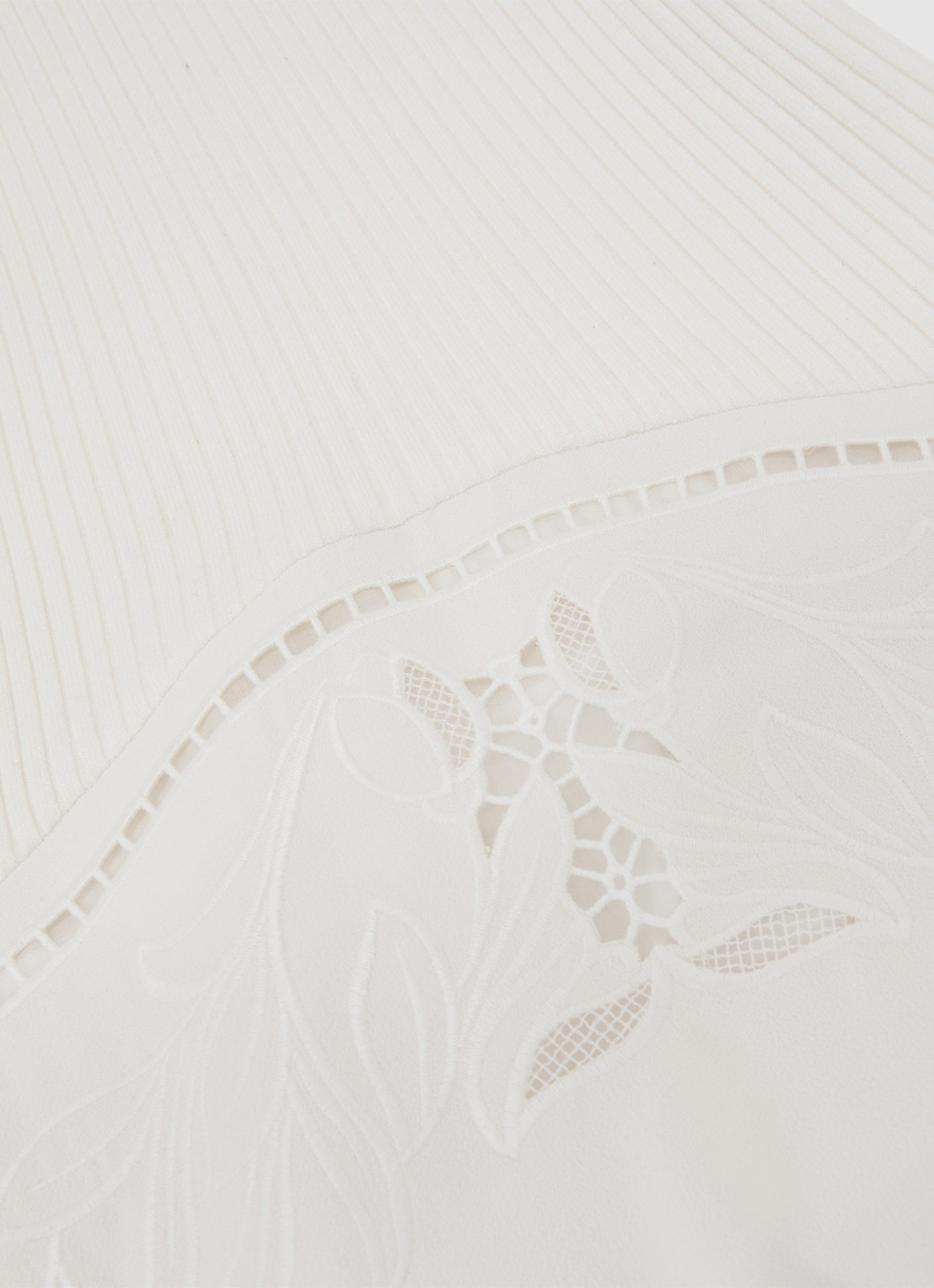 Reiss Phoenix ribgebreide midi jurk met broderie  - detail 3 wit