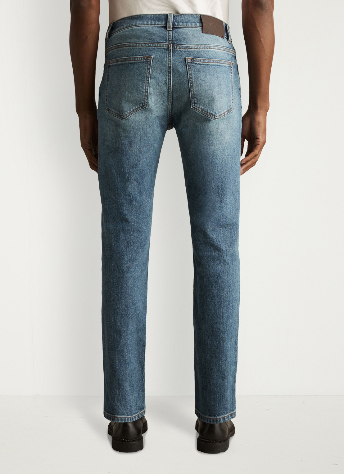Reiss Picton slim fit jeans met medium wassing - achterkant indigo