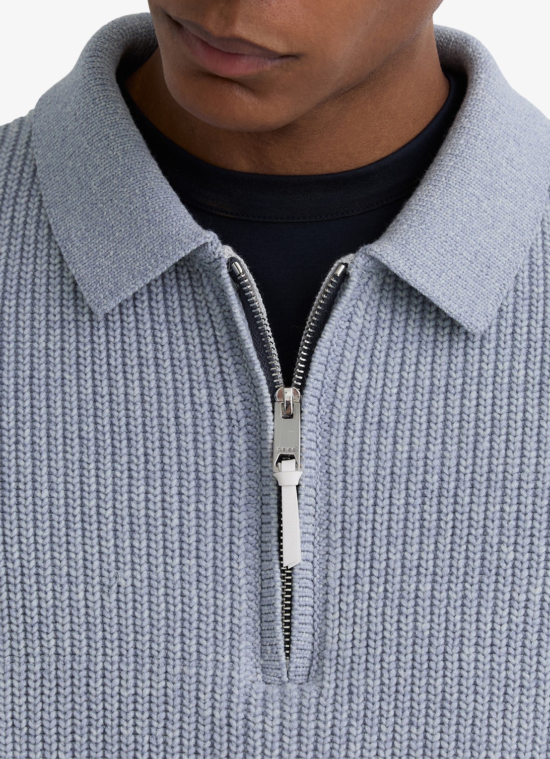 Reiss Prop ribgebreide trui met halve rits  - detail 2 lichtblauw