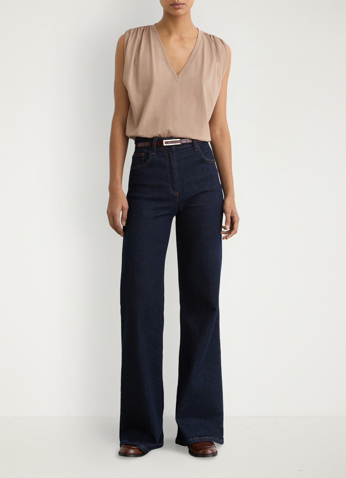 Reiss Renee top met V-hals - voorkant 2 beige