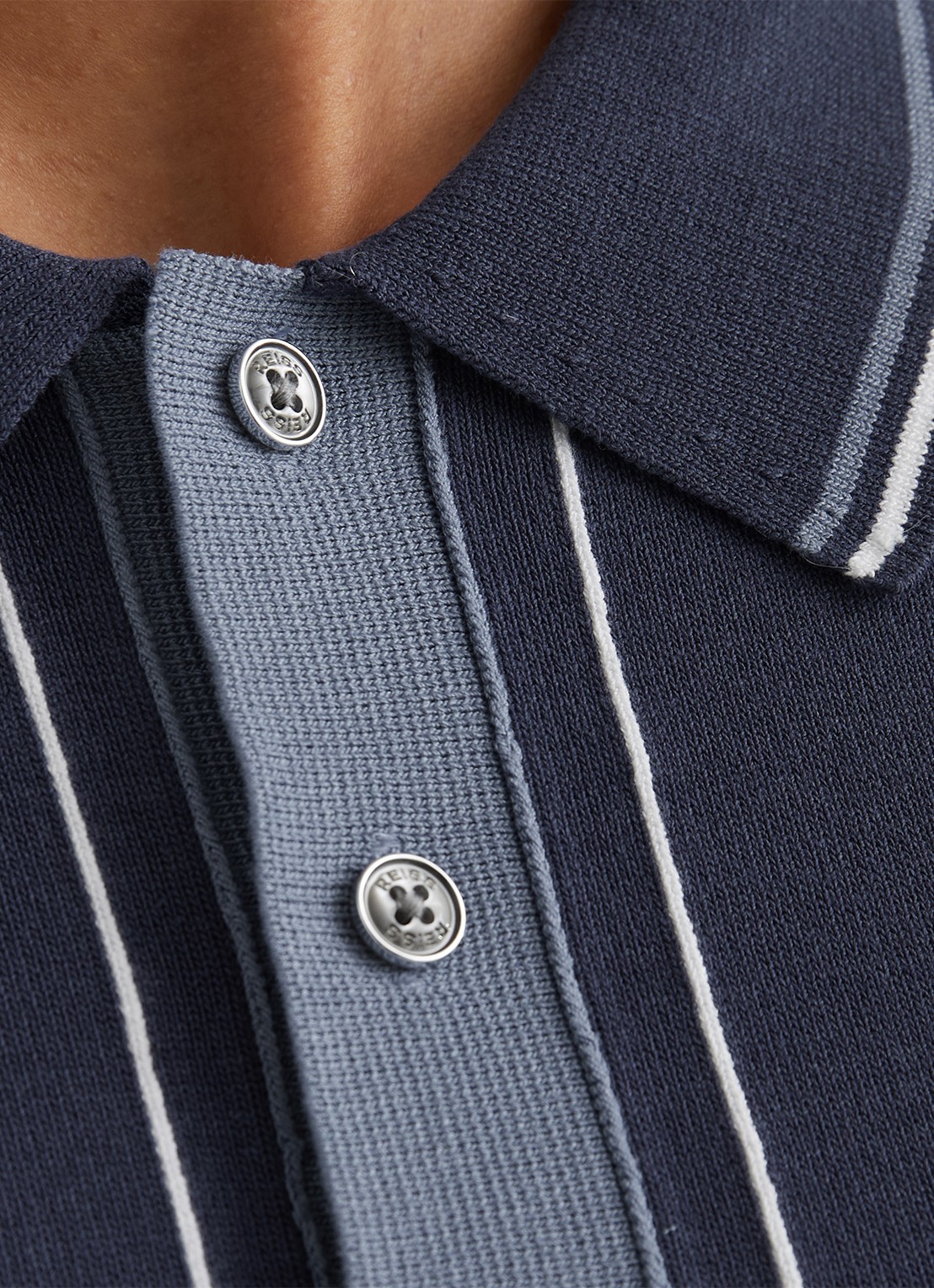 Reiss ROTHWELL Tipped Half-Button Knitted Polo Shirt - detail 2 donkerblauw